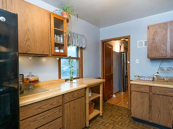5th image of 120 Bernard St E