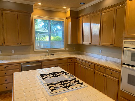 Gas downdraft cooktop