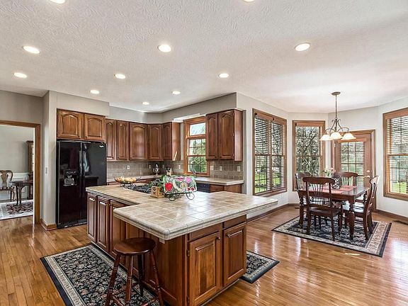 3rd image of 5561 Fawnbrook Ln