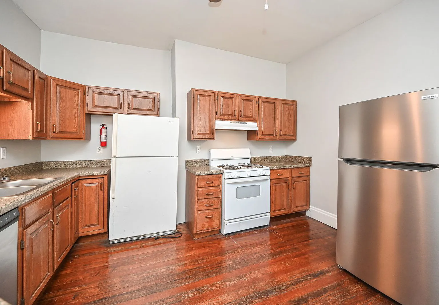 4 bed, 2.0 bath, 2080 sqft, $3,295 — Photo 2