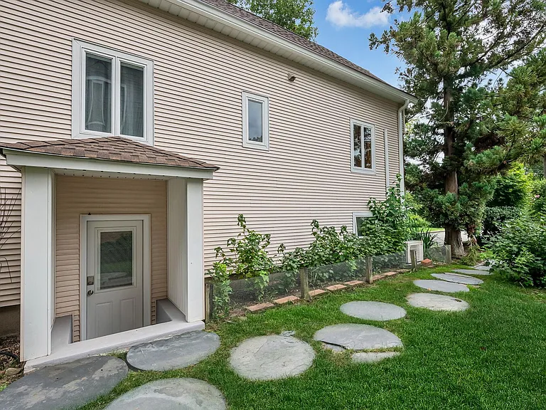 384 Owen Ave — Photo 37