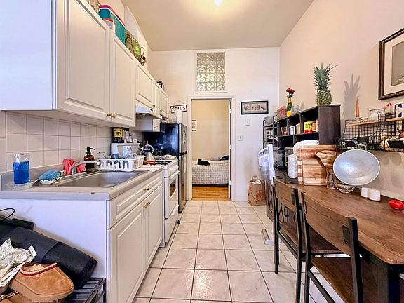 5th image of 1035 Washington St APT 1F