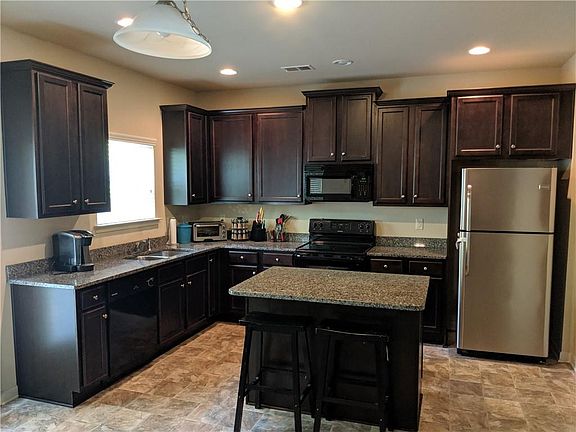 5th image of 818 Pine Ln