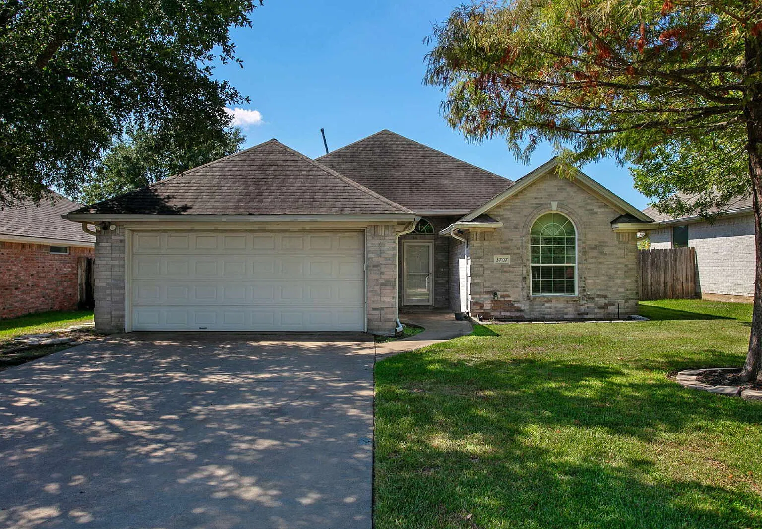 3 bed, 2.0 bath, 1623 sqft, $1,975 — Photo 1