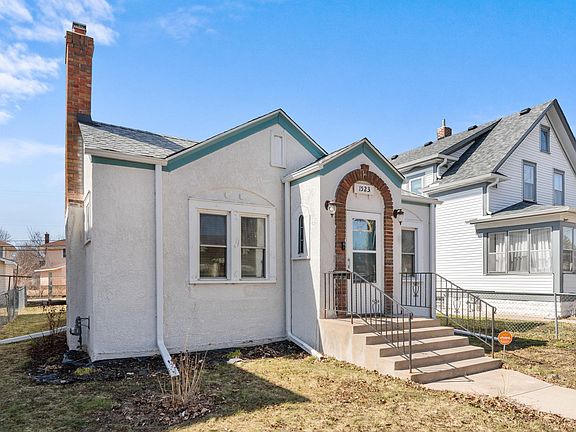 2nd image of 1523 Queen Ave N