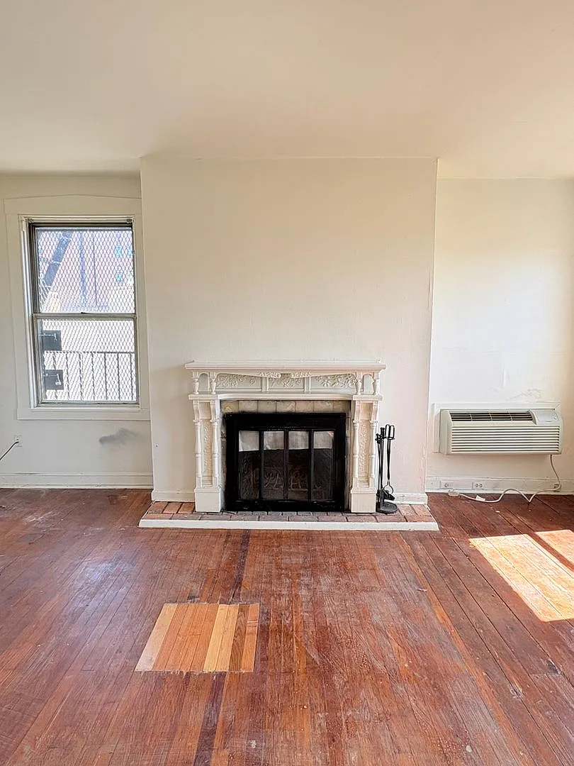 214 W. Monument St — Photo 1