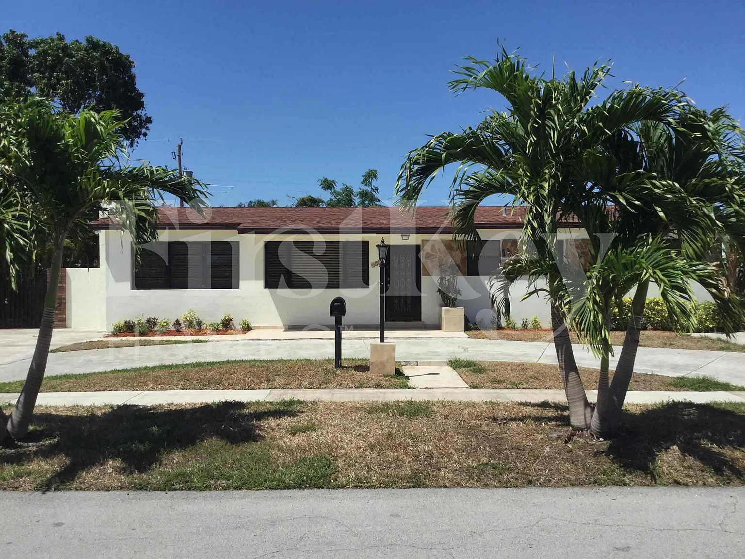 3 bed, 2.0 bath, 2742 sqft, $2,940 — Photo 2