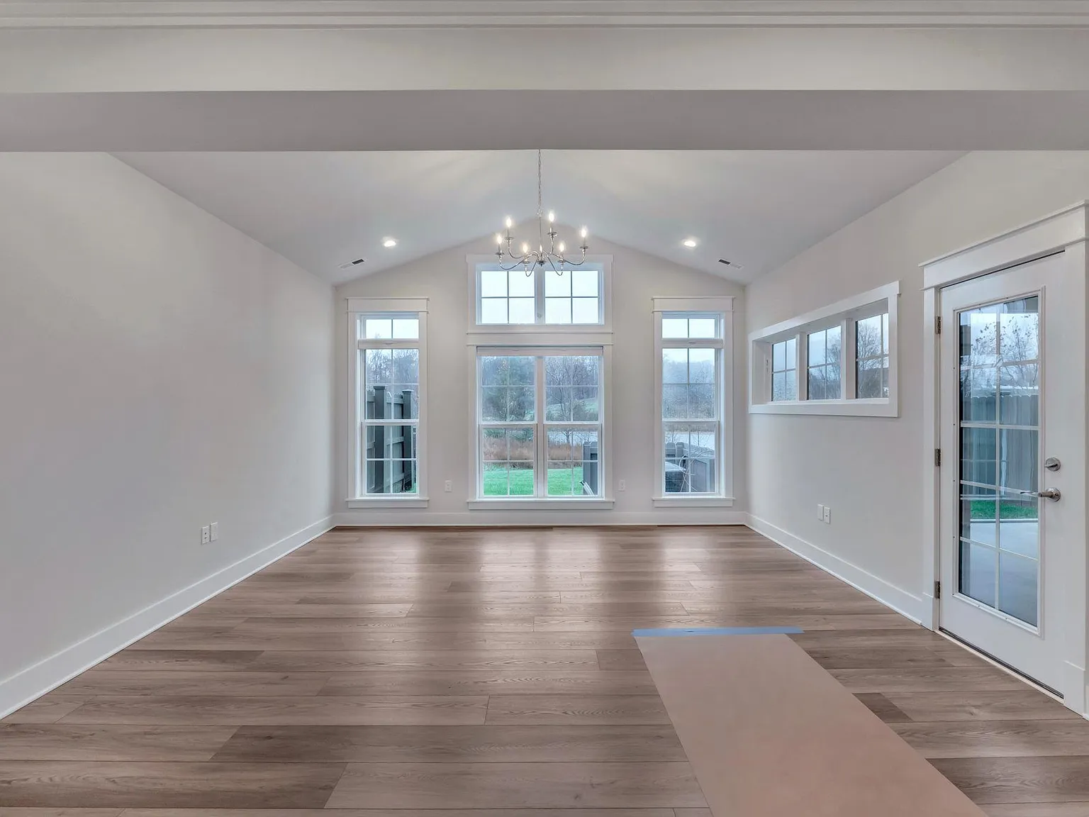 3 bed, 2.5 bath, 2084 sqft, $4,500 — Photo 4