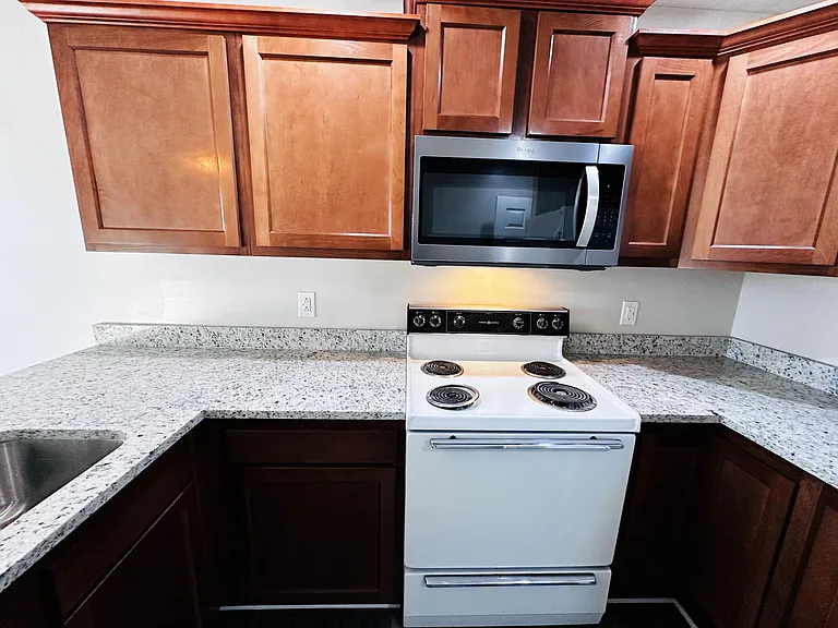 401 Woodland Cir #9 — Photo 5