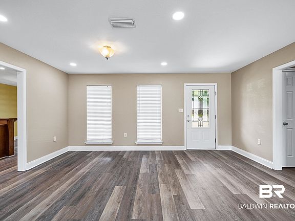 5th image of 18950 Pecan Ln