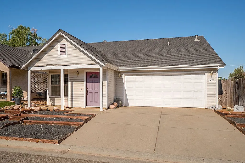 1073 Admiral Ln photo 1