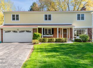 451 W Hawthorne Ct, Lake Bluff, IL 60044