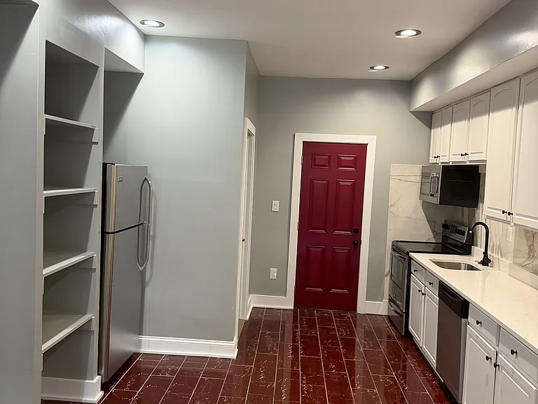 710 N Luzerne Ave — Photo 6