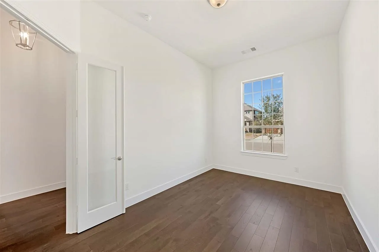4 bed, 2929 sqft, $3,200 — Photo 2