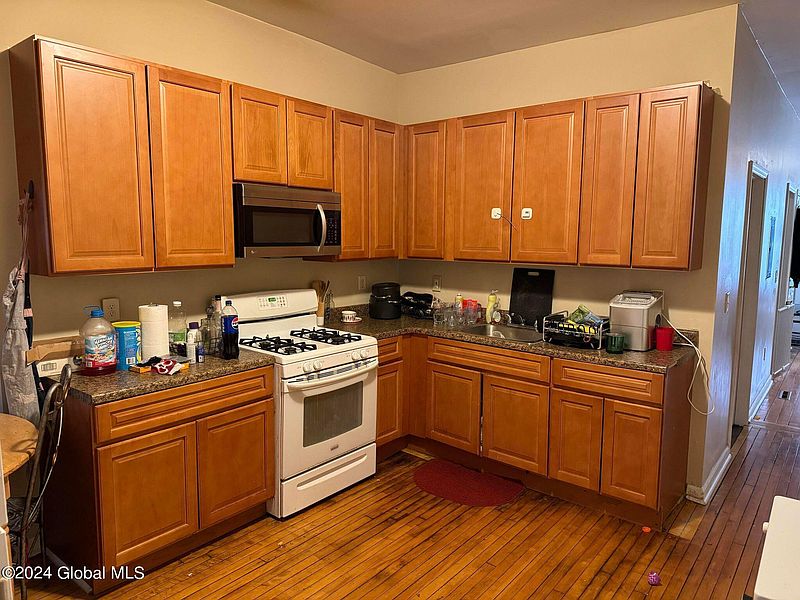 3rd image of 137 6th Avenue
