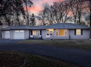 11201 Royzelle Ln, Minnetonka, MN 55305