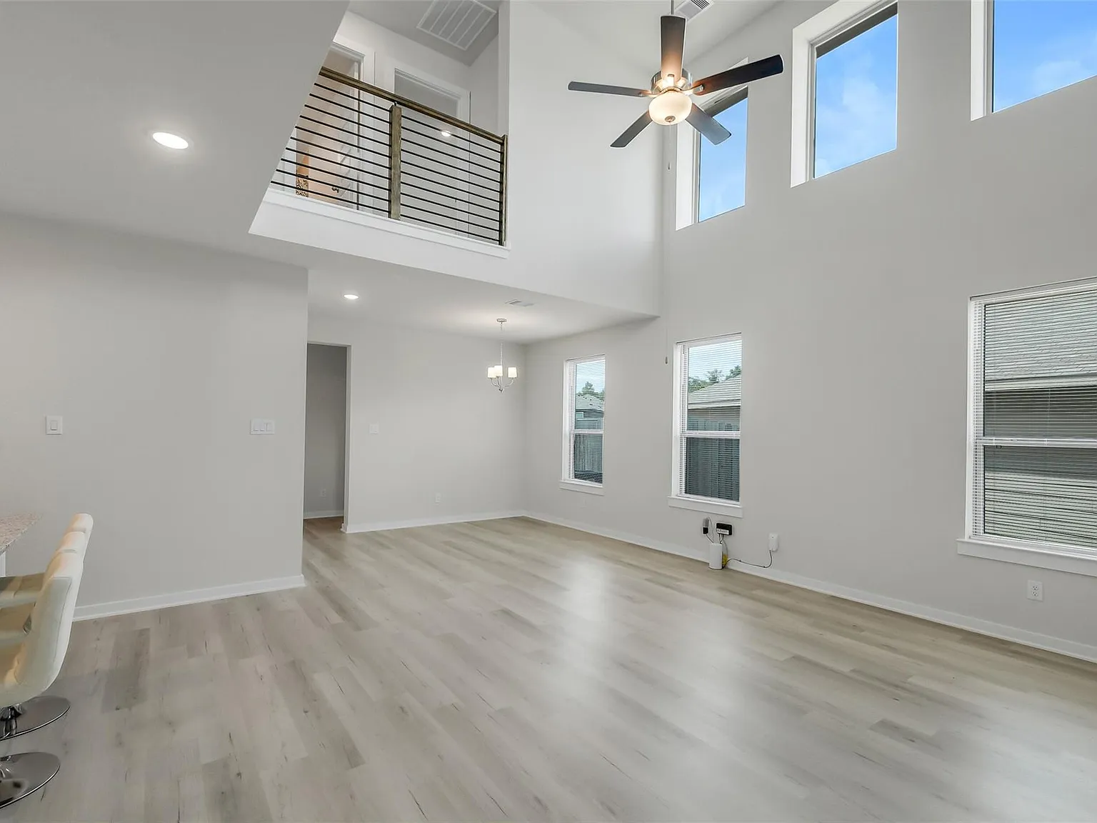4 bed, 3.0 bath, 2084 sqft, $2,300 — Photo 2