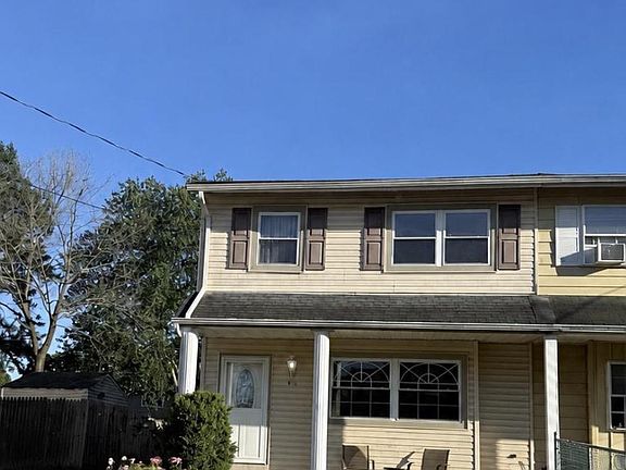 2nd image of 816 Oak St