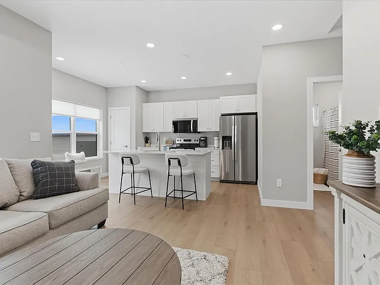 820 Clay St — Photo 8