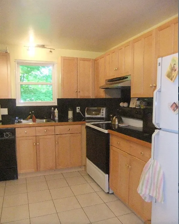 3 bed, 1.5 bath, 1350 sqft, $3,310 — Photo 1