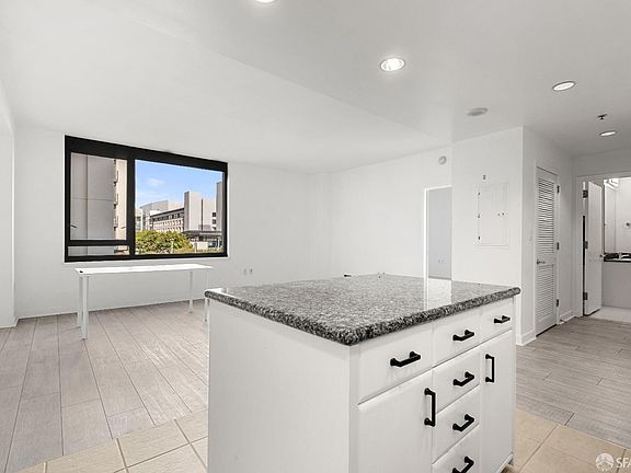 4th image of 260 King St Unit 537