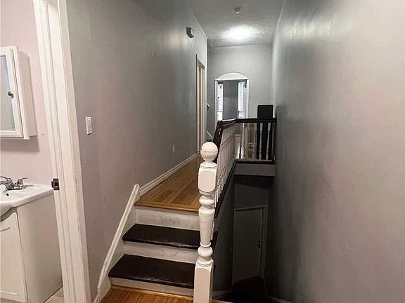 2nd image of 678 Bathurst St #2