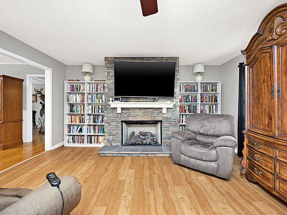 4th image of 229 Sierra Cir