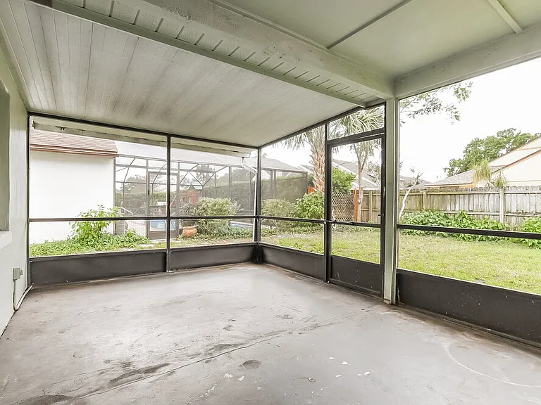 1011 Manigan Ave — Photo 9