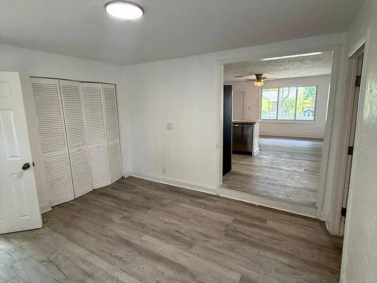 933 30th Ct — Photo 6