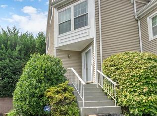 10 Arborwood Ln, White Plains, NY