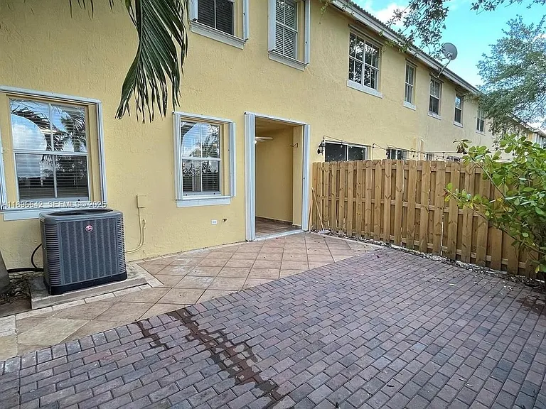 14945 SW 8th Ter — Photo 5