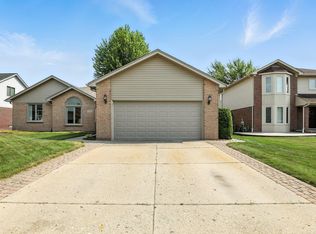 15750 Lamont Dr, Macomb, MI 48042