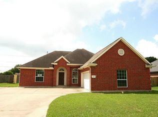 1100 S Belle Dr, Angleton, TX 77515