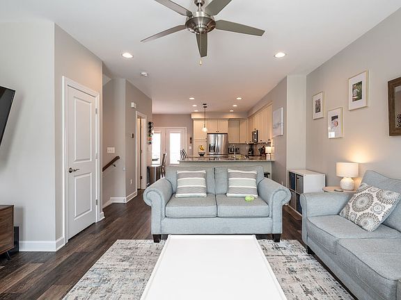 Living room: 9' ceilings