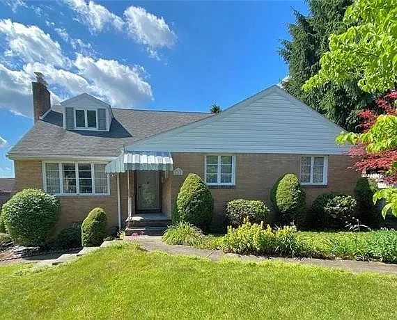 220 Kenneth St photo 1