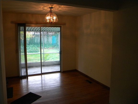4th image of 16056 Windsor Dr