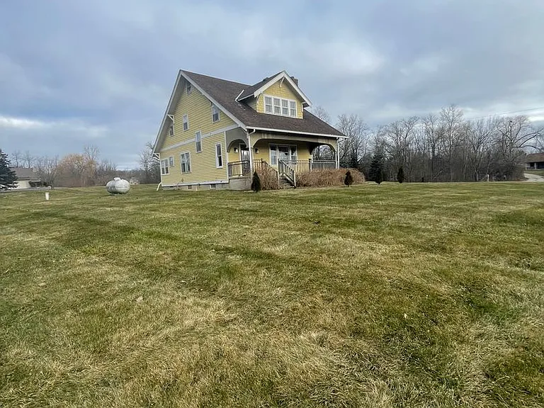 2852 Waters Rd — Photo 2