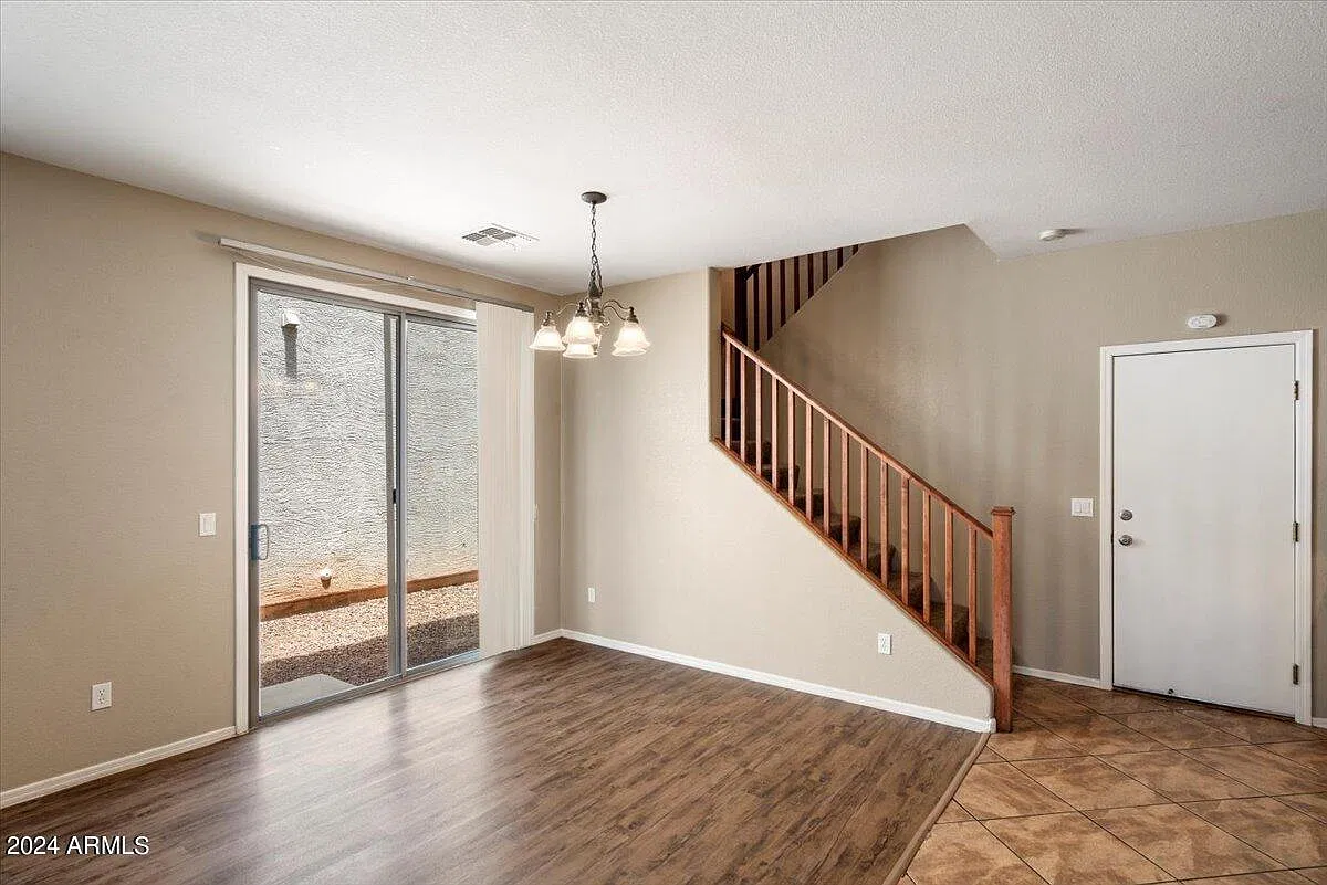 3 bed, 2.5 bath, 1816 sqft, $2,300 — Photo 3