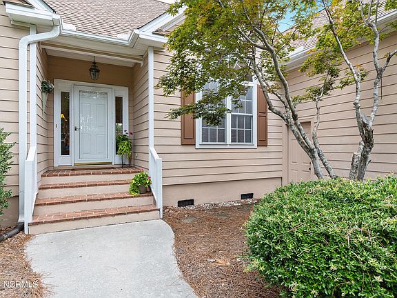 3rd image of 2878 St James Drive SE