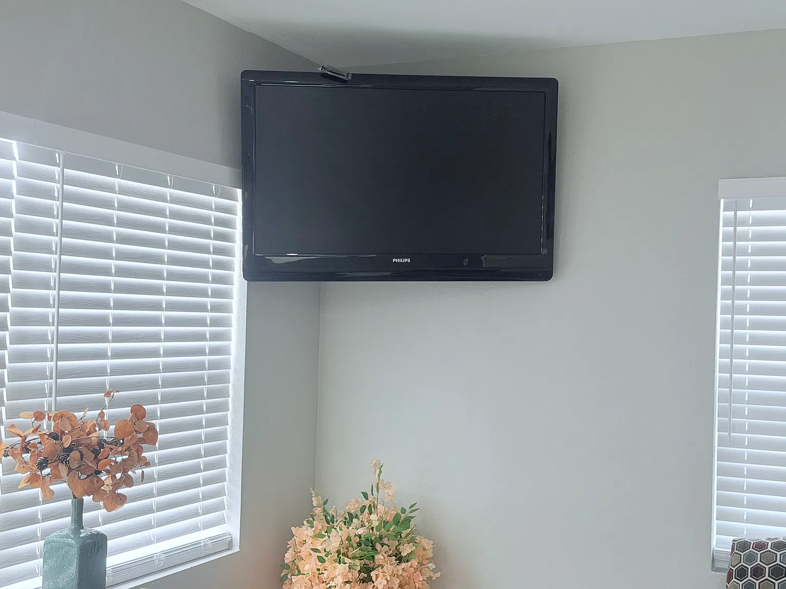 3 bed, 794 sqft, $1,879 — Photo 2