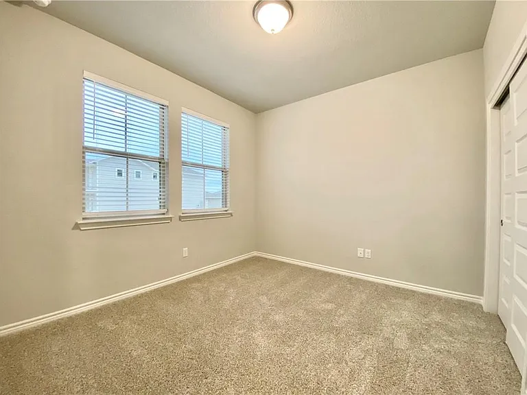 1701 Yaupon Grove Ln — Photo 5