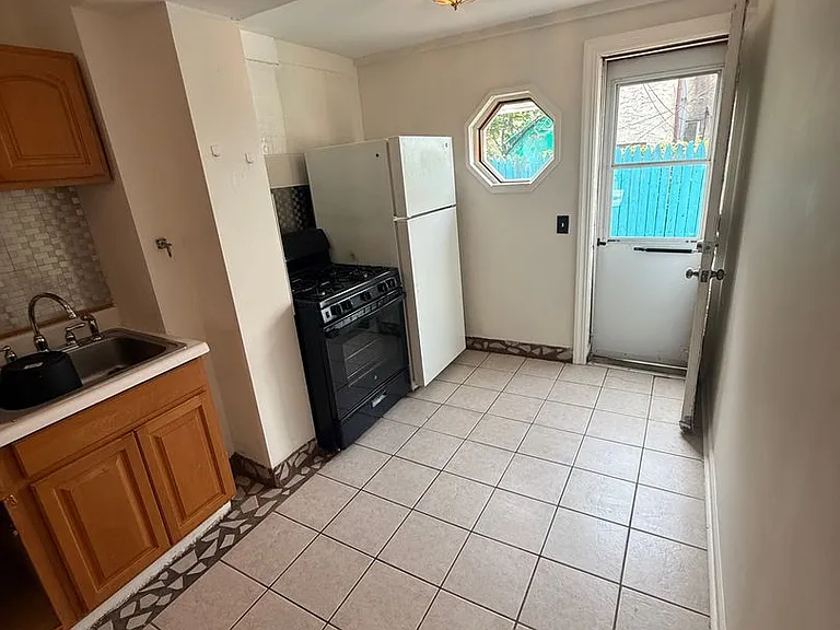 824 Winton St — Photo 23