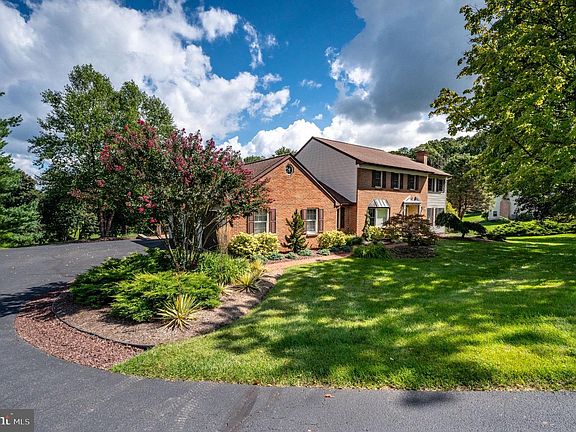 3rd image of 4 Glen Hollow Ct