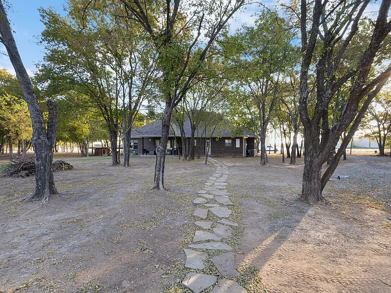 512 Barham Ln — Photo 2