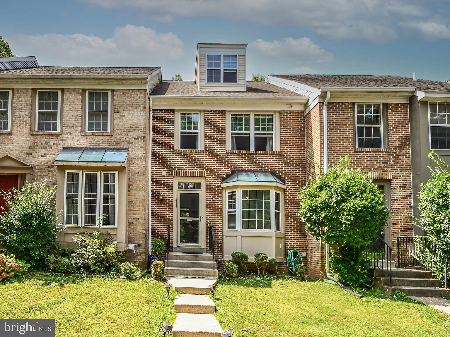 4 bed, 3.5 bath, 1950 sqft, $2,950 — Photo 2