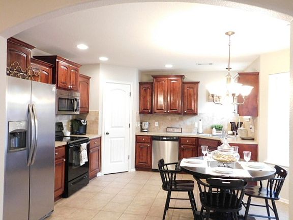 4th image of 802 E Lauren Ln