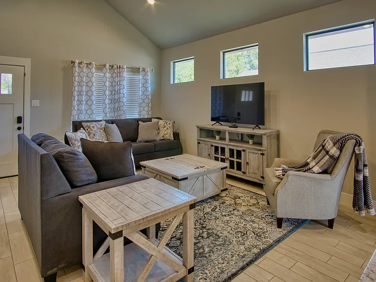 1247 Greenhill Dr — Photo 9