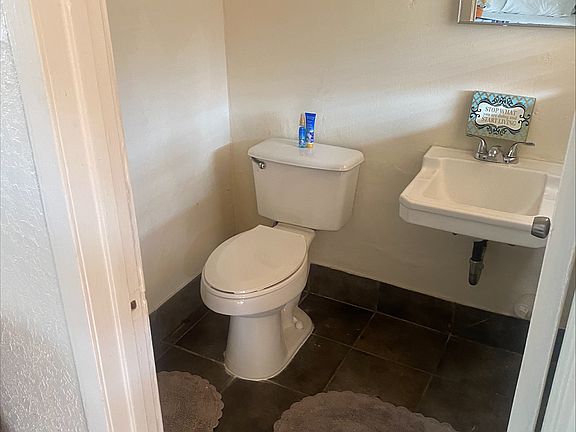 5th image of 3805 Broadway #62