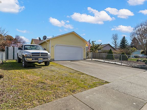 2nd image of 245 SE Wildwood Way