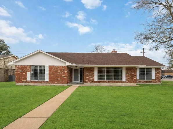 4800 Burning Tree Dr, Baytown, TX 77521